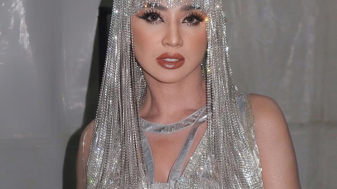 Potret Terbaru Dewi Perssik saat Manggung dengan Gaya Cleopatra Bling-Bling