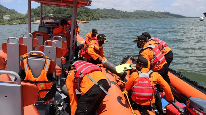 Kapal Pangayoman IV, kapal khusus penyeberangan ke Pulau Nusakambangan miliki Kemenkumham tenggelam di perairan Nusakambangan. (Foto: Liputan6.com/Basarnas)