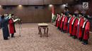 Ketua Mahkamah Konstitusi (MK) terpilih Anwar Usman saat acara pengucapan sumpah jabatan Ketua dan Wakil Ketua MK di gedung MK, Jakarta, Senin (2/4). Anwar dan Aswanto resmi jadi Ketua dan Wakil Ketua MK periode 2018-2020. (Liputan6.com/Immanuel Antonius)