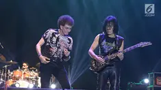 Aksi panggung personel band God Bless, Ahmad Albar dan Ian Antono saat menghibur penonton di JogjaRockarta International Music Festival 2017 di Stadion Kridosono, Jogjakarta, Jumat (29/9). (Liputan6.com/Herman Zakharia)