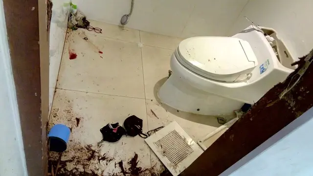 Kondisi kamar mandi tempat 11 korban perampokan di Pulomas disekap.