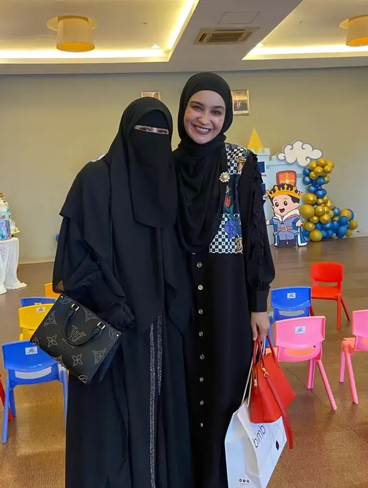 Hadir juga bintang sinetron Shireen Sungkar. Istri Teuku Wisnu itu tampak mengenakan busana kompak dengan mertua Egy Maulana Vikri. [Instagram/_ummi_pipik_]