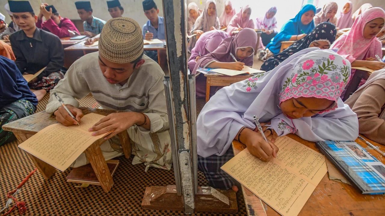 FOTO: Ramadan Menghidupkan Tradisi Kajian Kitab Kuning di Pesantren