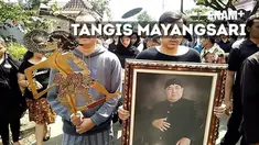 Mayangsari tampak menahan tangis saat menyaksikan jasad ayahanda masuk liang lahat