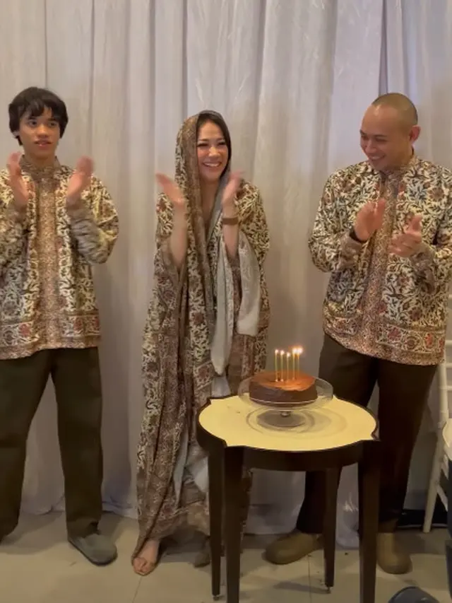 Awet Muda di Usia 43 Tahun, Bunga Citra Lestari Pulas Soft Pink Makeup di Hari Ulang Tahun