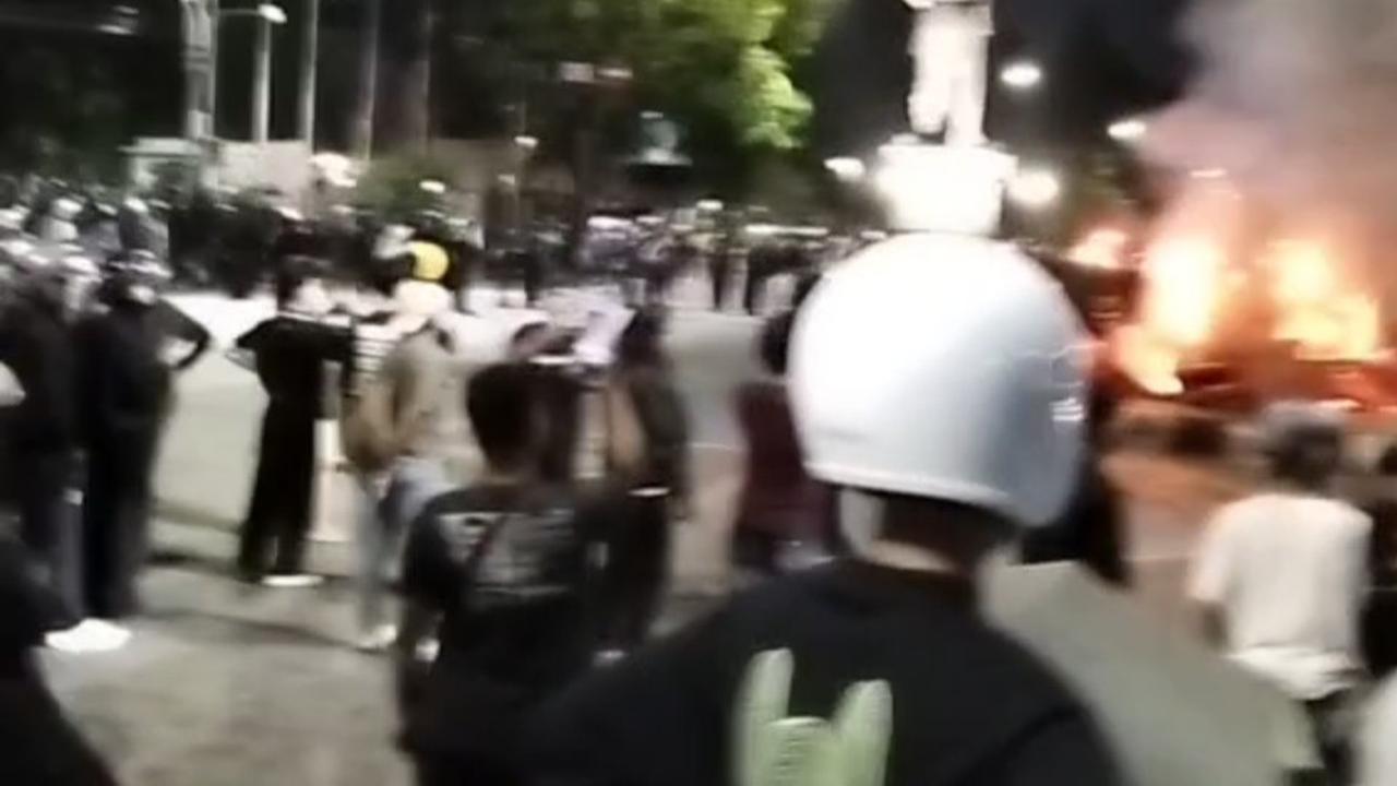 Demo Depan Mako Brimob Solo Kembali Pecah, Massa Geser ke Patung Gladag hingga Merobohkan Gapura Sekaten Keraton Surakarta