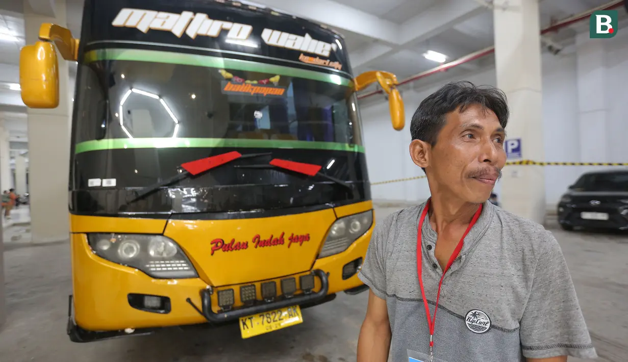 Supir bus Madura United, Ariadi setelah memberikan keterangan insiden pelemparan telur oleh sejumlah oknum suporter Borneo FC saat laga leg kedua semifinal championship series BRI Liga 1 2023/2024 melawan Borneo FC di Stadion Batakan, Balikpapan, Minggu (19/05/2024). (Bola.com/Bagaskara Lazuardi)