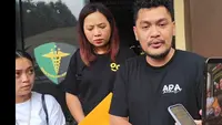 Isak Tangis Keluarga Iringi Penyerahan Jenazah Pramugari Pesawat ATR Florencia