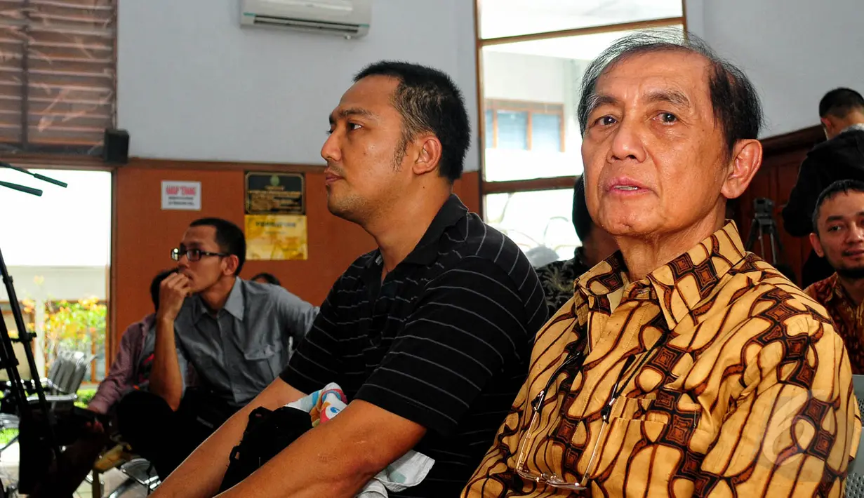 Hadi Poernomo (kanan) terlihat menghadiri sidang lanjutan praperadilan dirinya dengan agenda penyerahan berkas dan barang bukti oleh kuasa hukum KPK di Pengadilan Negeri Jakarta Selatan, Selasa (19/5/2015).  (Liputan6.com/Yoppy Renato)