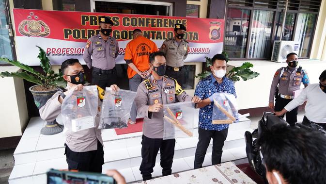 Kapolres Gorontalo Kota AKBP Desmont Harjendro saat merilis kasus pembunuhan Kota Gorontalo (Arfandi Ibrahim/Liputan6.com)