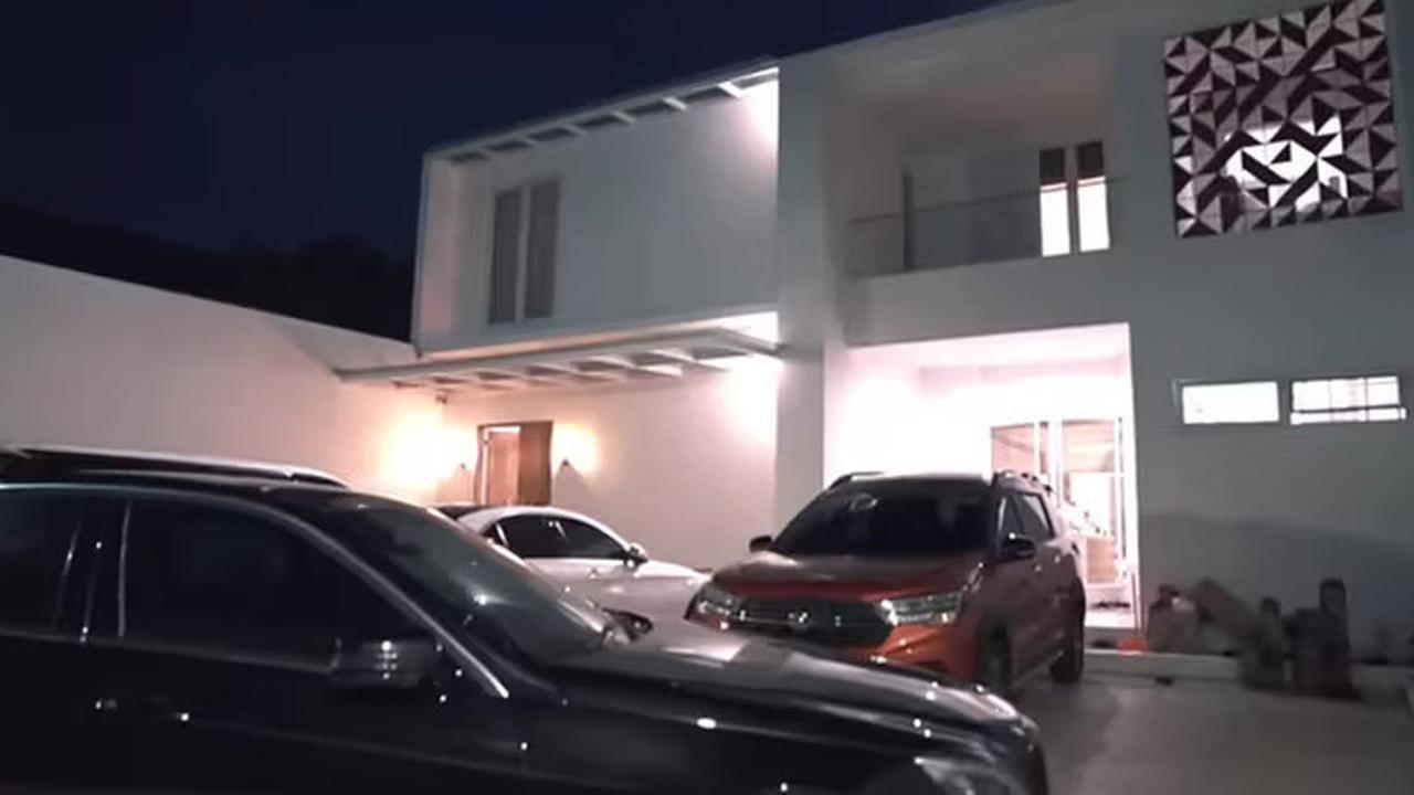 Hartanya Capai Rp51 Miliar, Ini 8 Potret Rumah Masa Kecil Verrell Bramasta yang Jarang Diketahui - Sederhana Namun Tetap Mewah