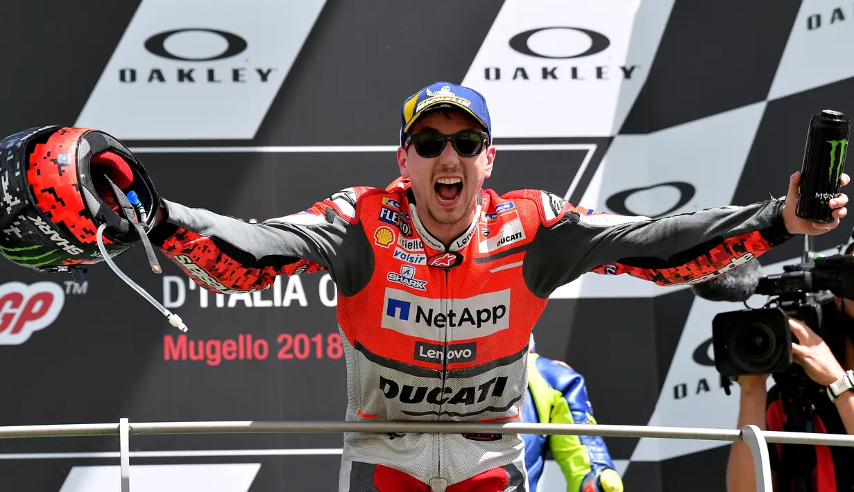 Pembalap Ducati Team, Jorge Lorenzo, merayakan selebrasi di podium setelah memenangkan Moto Grand Prix di Sirkuit Mugello, Italia, Minggu (03/6). Jorge Lorenzo menang atas Andrea Dovizioso dan Valentino Rossi. (AFP FOTO / Tiziana Fabi)