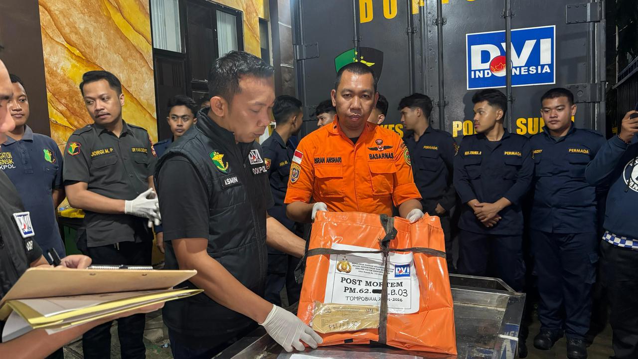 Basarnas Serahkan Potongan Tubuh Korban Ketiga Kecelakaan ATR 42-500 ke DVI
