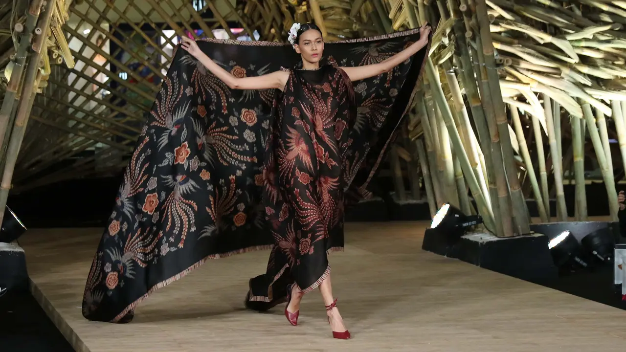 Edward Hutabarat dalam fashion show Batik Journey