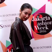 Velove Vexia dikabarkan tengah menjalin hubungan khusus dengan anak Prabowo Subianto, Didit Hediprasetyo. Kabar ini sudah tersiar sejak beberapa pekan belakangan berawal dari foto-foto kedekatan yang terpajang di dunia maya. (Andy Masela/Bintang.com)