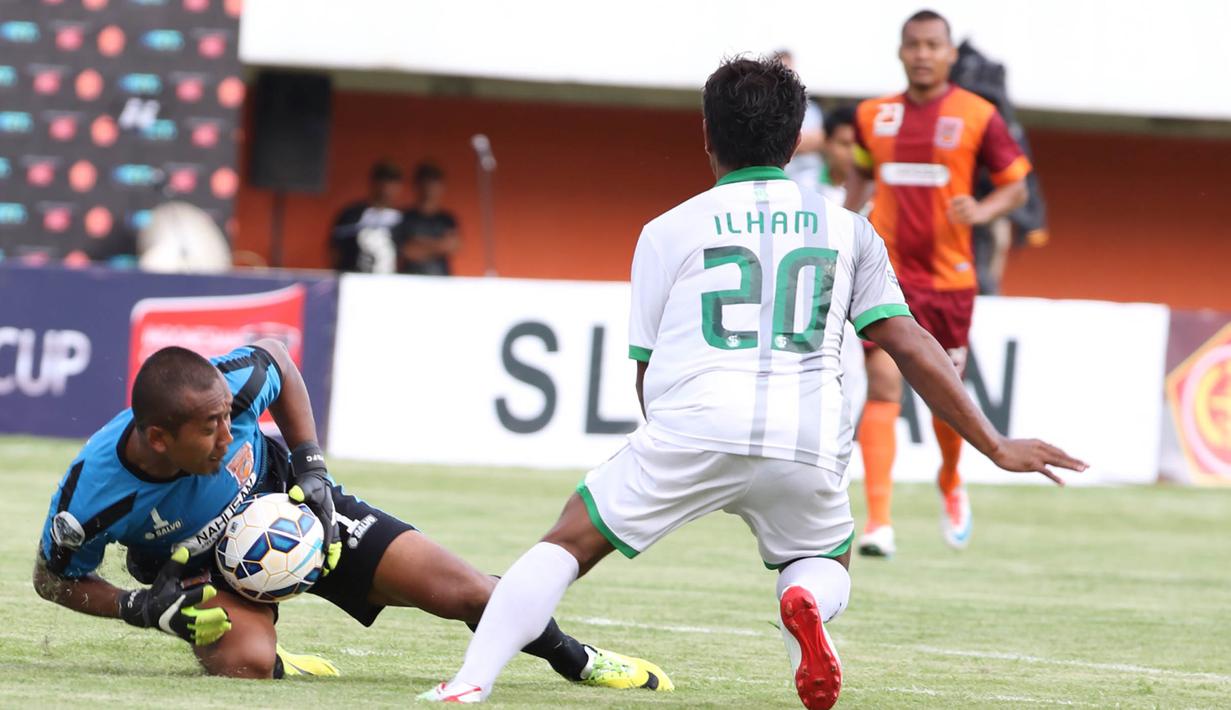 Kiper Pusamania Borneo FC, Galih Sudaryono, mengamankan bola tendangan gelandang Surabaya United, Ilham Udin Armaiyn, pada babak 8 besar Piala Jenderal Sudirman di Stadion Maguwoharjo, Sleman, Minggu (13/12/2015). (Bola.com/Nick Hanoatubun)