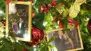 Foto Presiden AS Joe Biden dan ibu negara Jill Biden bertengger di pohon Natal di Ruang Makan Negara selama pratinjau pers dekorasi Natal Gedung Putih, di Washington, Senin (29/11/2021). Gedung Putih meluncurkan dekorasi liburan 2021 dengan tema “Gifts from the Heart”. (AP Photo/Evan Vucci)