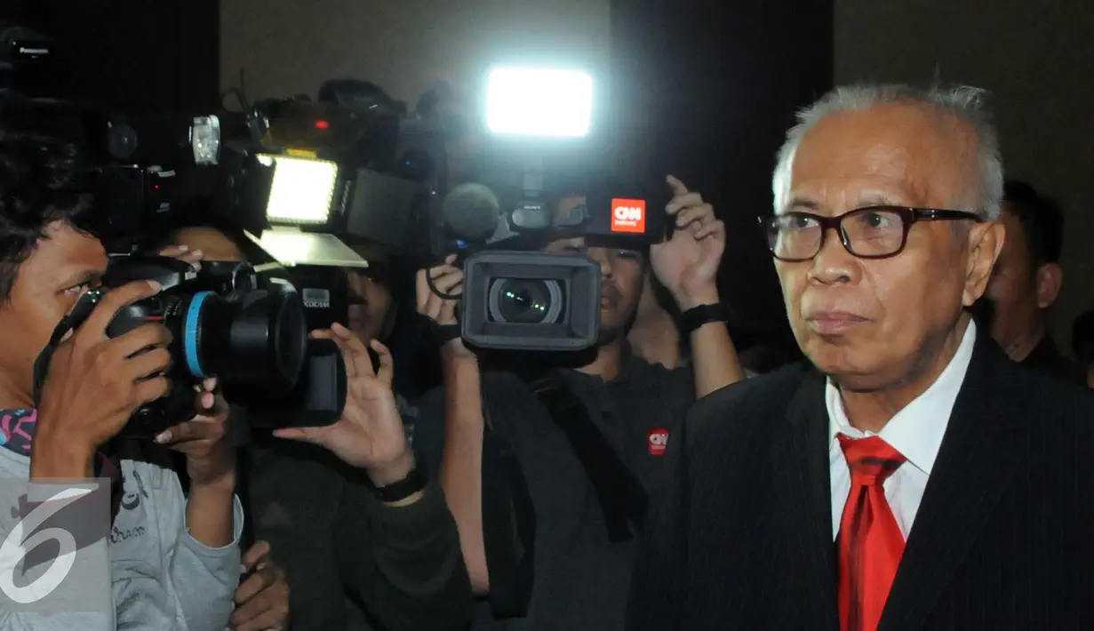 OC Kaligis berjalan usai menjalani sidang putusan di Pengadilan Tipikor, Jakarta, Kamis (10/12). Sidang pembacaan putusan OC Kaligis ditunda dikarenakan Hakim Ketua Sumpeno sakit. (Liputan6.com/Helmi Afandi)