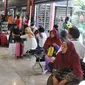 Sejumlah calon penumpang menunggu keberangkatan di terminal 2E Bandara Soekarno Hatta, Tangerang, Senin (6/7/2015). Pasca insiden kebakaran pada Minggu (5/6) lalu, situasi terminal 2E Bandara Soekarno Hatta mulai normal. (Liputan6.com/Herman Zakharia)