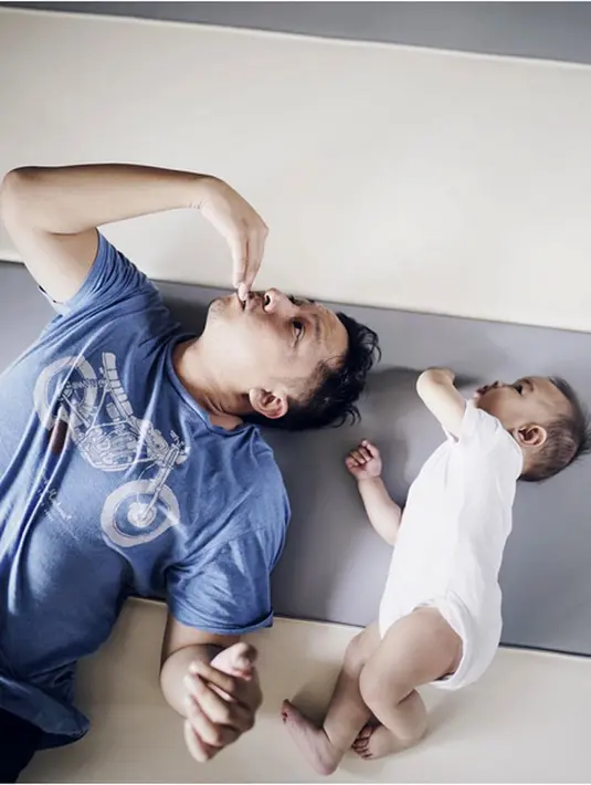 Setelah kelahiran Bjorka Peter Morscheck, Ringgo Agus Rahman fokus menjadi ayah yang baik. Ia juga mengurangi kegiatannya selama ini demi bisa lebih banyak bersama buah hatinya. (Instagram/ringgoagus)