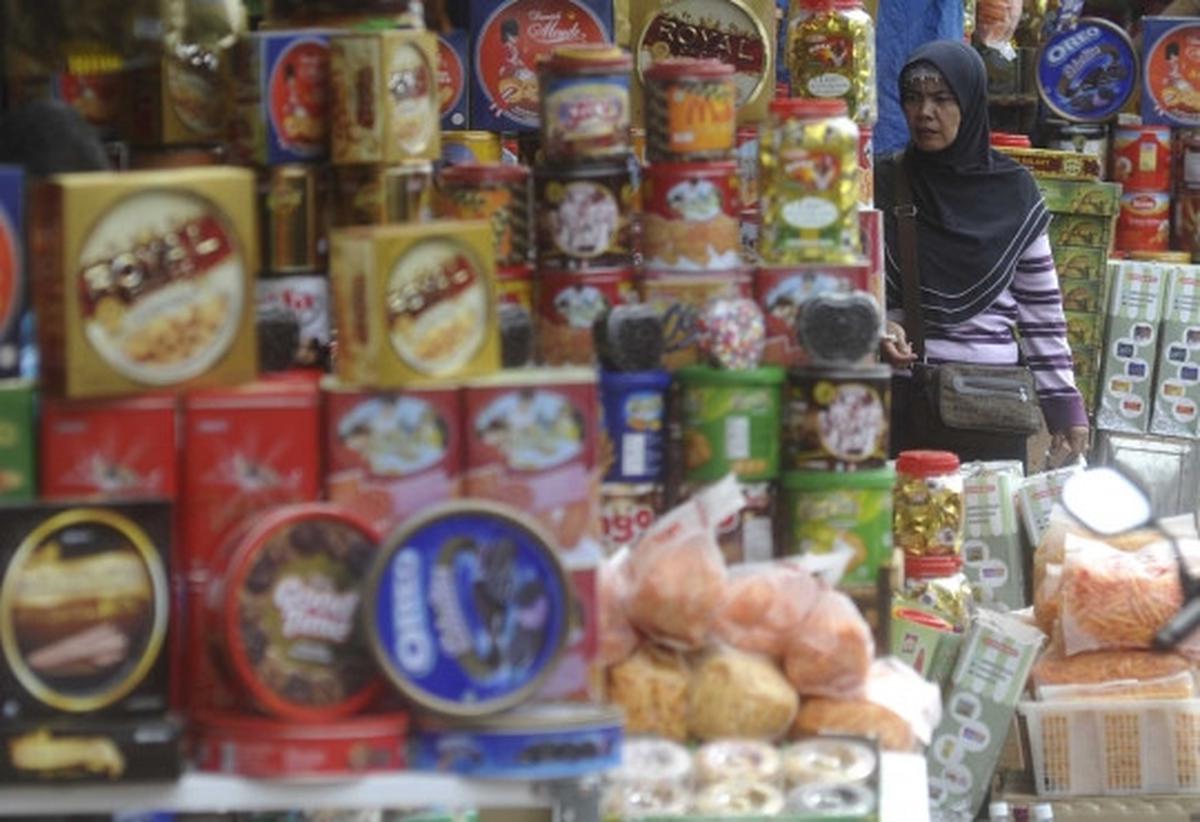 Jelang Lebaran, omzet pedagang kue di Ciracas malah turun 35 persen