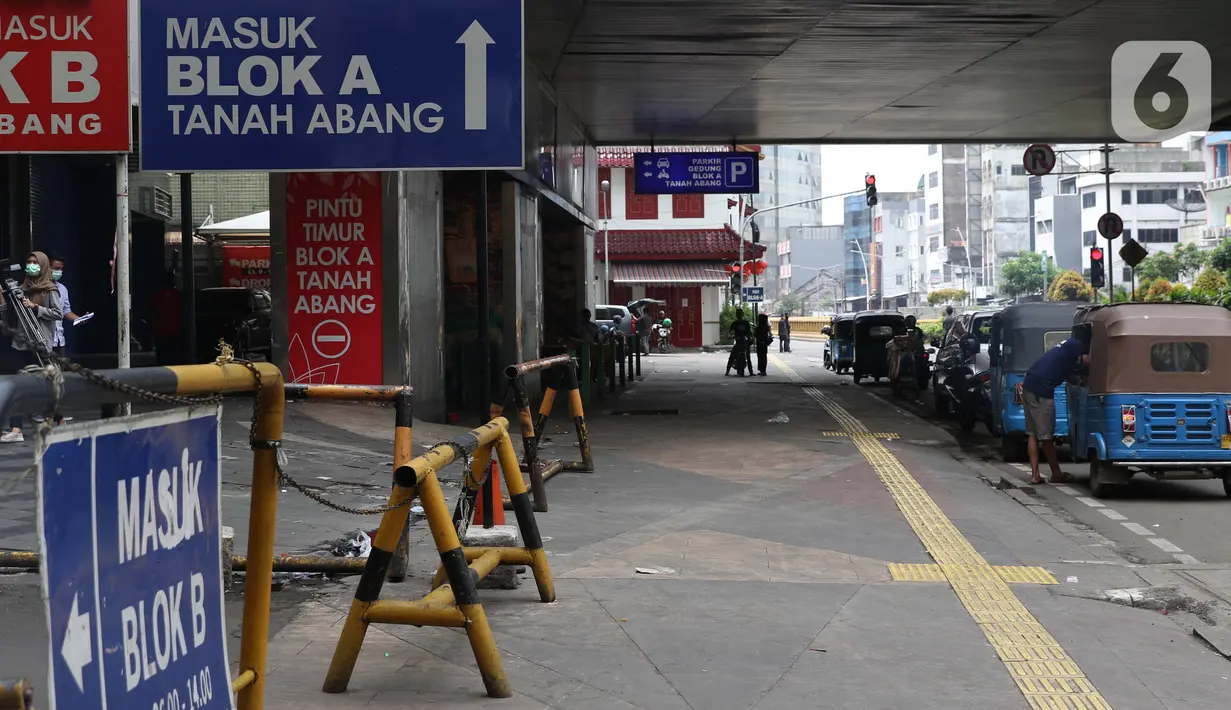 Suasana kawasan Pasar Tanah Abang, Jakarta, Jumat (27/3/2020). Sebagai upaya pencegahan penularan virus Corona COVID-19, Perumda Pasar Jaya menutup sementara aktivitas perdagangan di Pasar Tanah Abang Blok A, B dan F terhitung 27 Maret hingga 5 April 2020. (Liputan6.com/Helmi Fithriansyah)