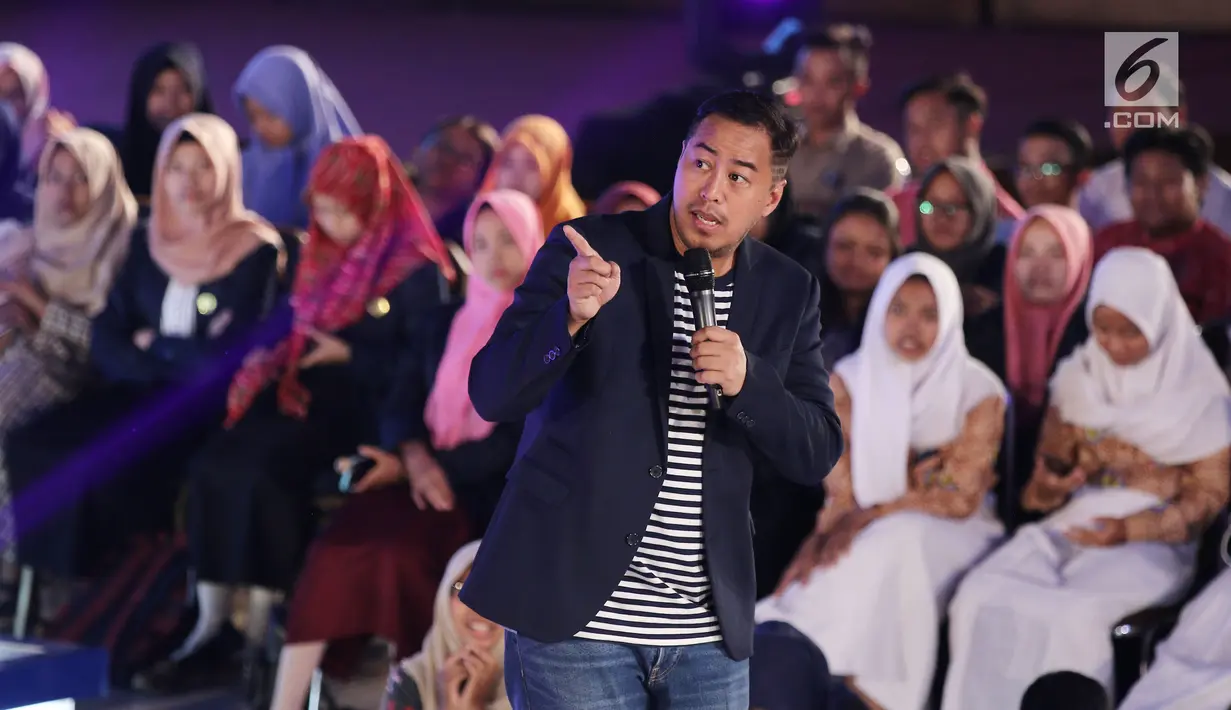 Indiepreneur Panjdi Pragiwaksono berinteraksi dengan peserta Emtek Goes To Campus 2018 di Universitas Negeri Semarang (UNNES), Semarang, Kamis (19/7). Panjdi Pragiwaksono membagi ilmu dan pengalamannya di EGTC 2018. (Liputan6.com/Herman Zakharia)