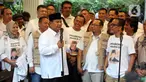 Ketua Umum Partai Gerindra Prabowo Subianto (depan-kiri) bersama relawan Jokowi Mania (Joman) menyampaikan keterangan pers usai melakukan pertemuan di Rumah Kertanegara, Jakarta, Kamis (16/2/2023). Dalam pertemuan tersebut, relawan Joman sepakat mendukung Prabowo Subianto untuk Pilpres 2024 dan bertransformasi menjadi Prabowo Mania 08. (Liputan6.com/Johan Tallo)