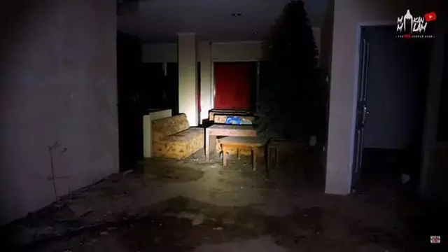 Rumah Chelsea Olivia yang terbengkalai (YouTube/Malam-Malam)