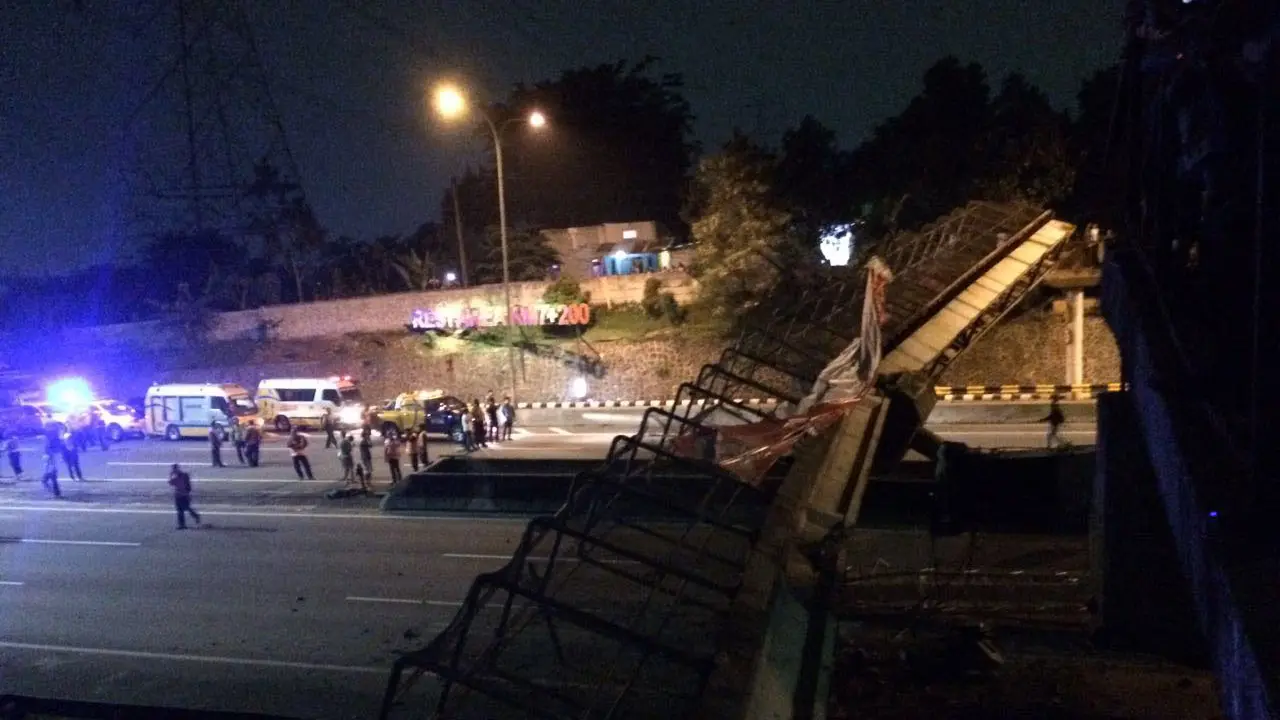 Jembatan ambruk ditabrak tronton