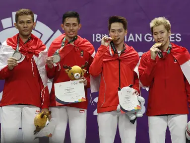 Ganda putra Indonesia, Kevin Sanjaya S/Marcus F Gideon dan Fajar Alfian/M Rian Ardianto di podium kemenangan usai Final Bulutangkis Asian Games 2018 di Istora GBK, Jakarta, Selasa (28/8). Indonesia meraih emas dan perak. (Liputan6.com/Helmi Fithriansyah)