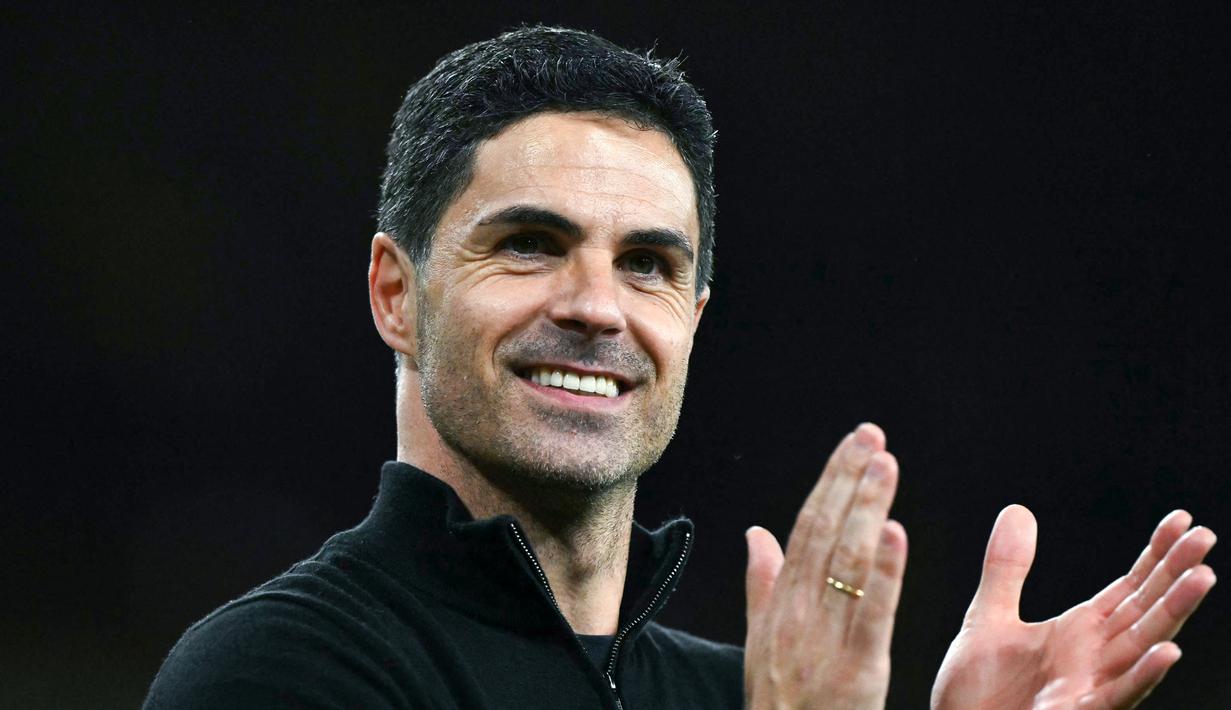 Pelatih Arsenal, Mikel Arteta, tampak bahagia setelah anak asuhnya berhasil meraih kemenangan penting saat menjamu Burnley dalam lanjutan Premier League di Emirates Stadium, Selasa (19/5/2026). (AFP/Glyn Kirk)