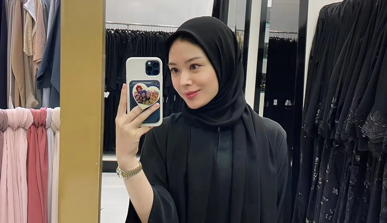 Selebgram asal Korea Selatan Ayana Moon sedang menjadi bahan perbincangan di media sosial. Hal itu bermula ketika dirinya mengunggah foto tanpa memakai hijab ke akun Instagram miliknya. (Instagram/xolovelyayana)