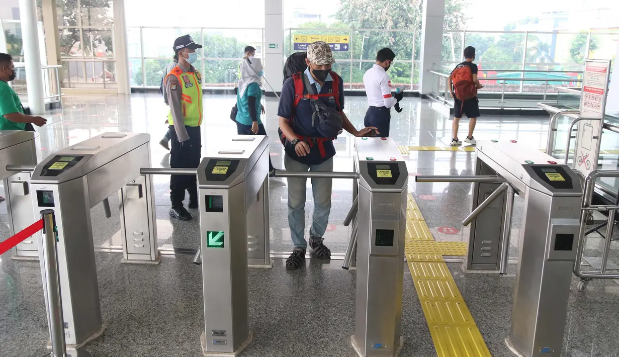 Penumpang memasuki area Stasiun Jatinegara Baru, Jakarta Timur, Sabtu (20/3/2021). Pembangunan stasiun ini dilakukan dengan menambah bangunan stasiun di atas jalur kereta eksisting yang lebih luas. (Liputan6.com/Angga Yuniar)