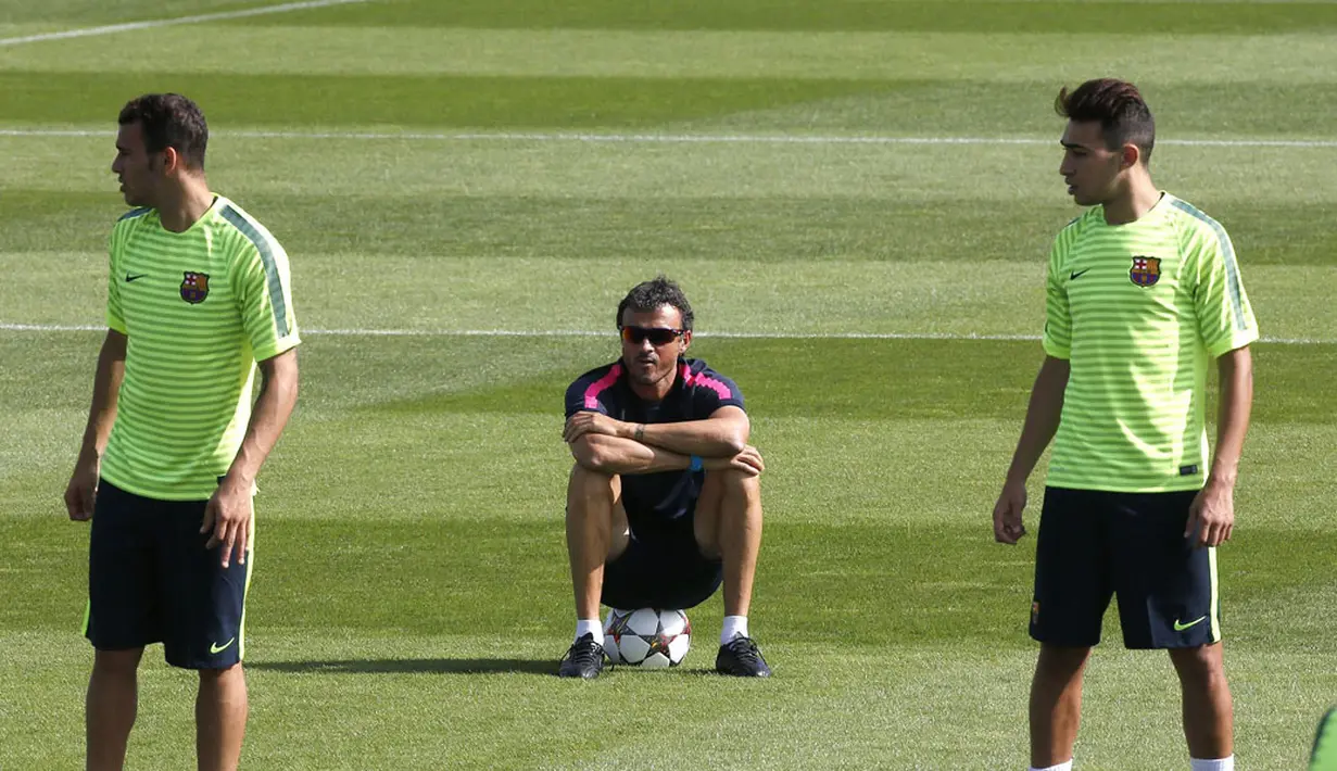 Pelatih Barcelona, Luis Enrique (tengah), mengamati Sandro Ramirez (kiri) dan Munir El Haddadi. (REUTERS/Gustau Nacarino)