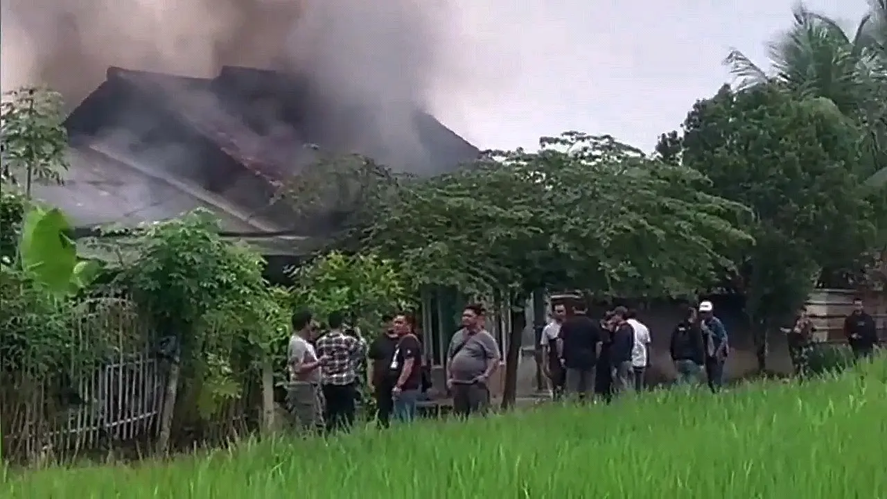 Warga Mengamuk Bakar Rumah Pembunuh Pegawai Koperasi di Lampung Selatan