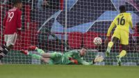 Kiper Manchester United atau MU David de Gea menggagalkan tembakan pemain Villarreal Boulaye Dia Villarreal dalam pertandingan Grup F Liga Champions di Old Trafford, Kamis (30/9/2021) dini hari WIB. (Foto AP/Dave Thompson)