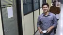 Aktor Iko Uwais berjalan menuju kendaraan usai memenuhi panggilan Kepolisian Resor Metro Bekasi Kota pada Jumat (17/6/2022). Diketahui pada panggilan pertama, Selasa (14/6) lalu, suami Audy Item tidak hadir karena alasan tertentu. (Liputan6.com/Herman Zakharia)