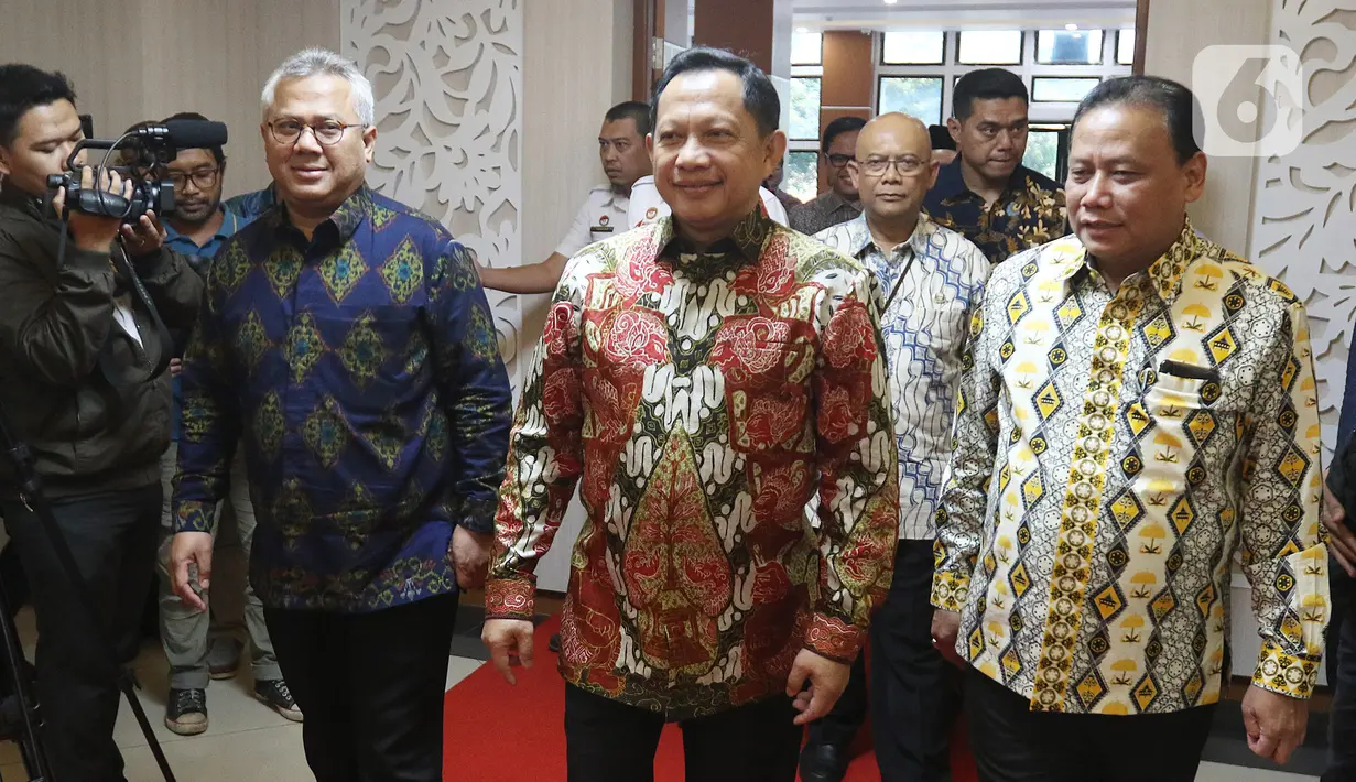 Mendagri, Tito Karnavian (tengah), Ketua KPU Arief Budiman (kiri) dan Ketua Bawaslu Abhan jelang Serah Terima Data Penduduk Potensial Pemilih Pemilihan (DP4) untuk Pemilihan Serentak 2020 di Jakarta, Kamis (23/1/2020). Kemendagri menyerahkan DP4 dengan jumlah 105 juta. (Liputan6.com/Herman Zakharia)