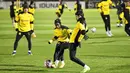 Pemain Borussia Dortmund, Youssoufa Moukoko berebut bola dengan Giovanni Reyna pada sesi latihan jelang laga Liga Champions, Selasa (24/11/2020). Dortmund akan berhadapan dengan Club Brugge. (AP/Martin Meissner)