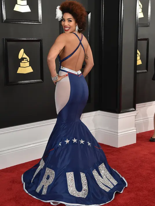 Pose penyanyi sekaligus komposer Joy Villa di karpet merah ajang Grammy Awards 2017 di Los Angeles, Minggu (13/2). Gaun dengan cutting mermaid dan bertali spaghetti ini memuat tulisan TRUMP di bagian belakangnya. (Photo by Jordan Strauss/Invision/AP)