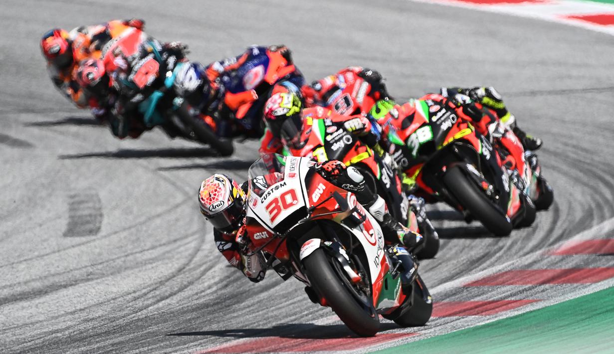 Pembalap LCR Honda, Takaaki Nakagami, saat beraksi pada MotoGP Austria di Sirkuit Red Bull Ring, Minggu (16/8/2020). Dovizioso finis pertama dengan catatan waktu 28 menit 20,853 detik. (AFP/Joe Klamar)