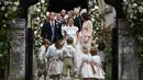 Pippa Middleton, adik Kate Middleton, dan James Matthews setelah mengikuti upacara pernikahan di Gereja St Mark, Englefield, Inggris, Sabtu (20/5). Adik ipar Pangeran William itu terlihat cantik mengenakan gaun karya Giles Deacon. (JUSTIN TALLIS/POOL/AFP)