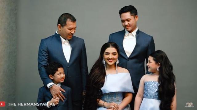 6 Pemotretan Keluarga The Hermansyah, Gaya Rambut Ashanty Curi Perhatian