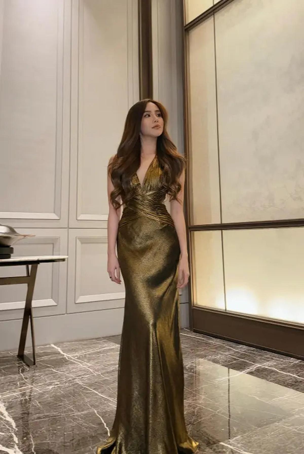 8 Gaya Agatha Chelsea Pakai Dress Panjang, Tampil Anggun dan Cantik Menawan