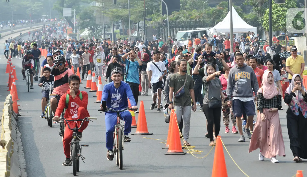 Aktivitas warga berolahraga saat Car Free Day di kawasan Bundaran HI, Jakarta, Minggu (10/11/2019). Warga Jakarta kini lebih leluasa berolahraga setelah Pemprov DKI memberlakukan larangan PKL berjualan di area HBKB mulai dari Jalan Sudirman hingga MH Thamrin. (merdeka.com/Iqbal S. Nugroho)