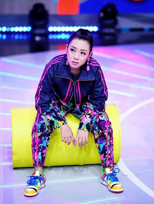 Membujuk sang anak pun telah dilakukan, namun upayanya itu tak berhasil. [Foto: Instagram/showimah]