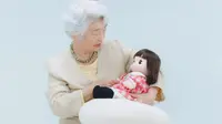 Seorang lansia yang mencoba Boneka Ami-chan produksi perusahan mainan, Takara Tomy. (dok. YouTube タカラトミー TAKARATOMY / https://www.youtube.com/watch?v=D-nGW6hdWOk&t=190s / Gabriella Ajeng Larasati)