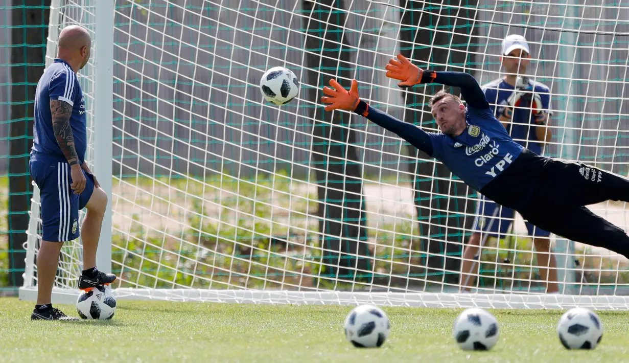 Kiper Argentina, Franco Armani berlatih menghentikan tendangan penalti di bawah pengawasan pelatih Jorge Sampaoli saat sesi latihan jelang menghadapi Prancis pada 16 besar Piala Dunia 2018 di Bronnitsy, Rusia, Jumat (29/6). (AP Photo/Ricardo Mazalan)