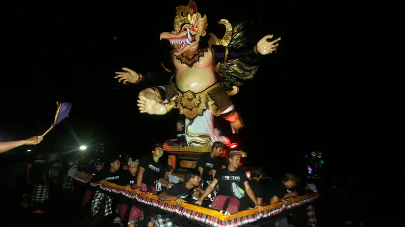 Parade Ogoh-ogoh di Bali